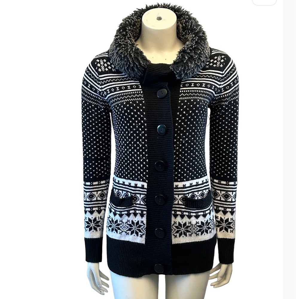 MAJORA Chic Black and White Patterned Knit Cardigan With Faux Fur Collar
